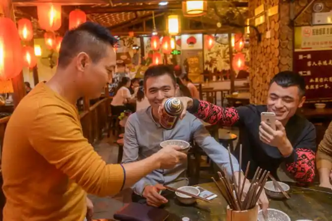 Cách Uống Baijiu Đúng Cách Theo Văn Hóa Của Người Trung Quốc